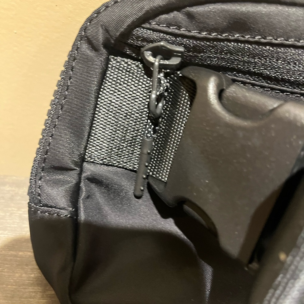 lululemon athletica Everywhere Belt Bag Mini -Black - Picture 6 of 15